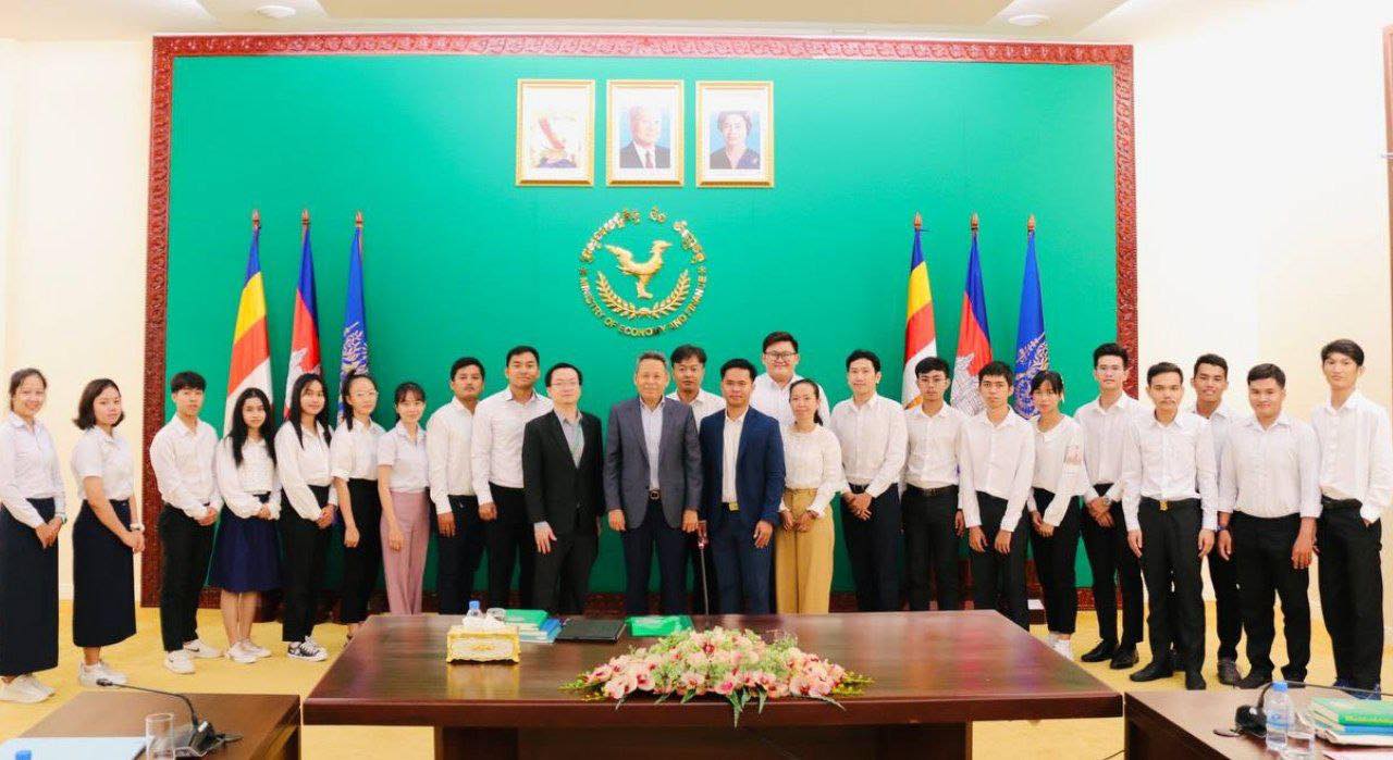 Read more about the article ឯកឧត្តមបណ្ឌិតសភាចារ្យ ហ៊ាន សាហ៊ីប រដ្ឋលេខាធិការ និង ជាប្រធានក្រុមការងារកសាងសមត្ថភាពនៃក្រសួងសេដ្ឋកិច្ច និង ហិរញ្ញវត្ថុ បានទទួលជួបសំណេះសំណាលជាមួយបេក្ខជនជ័យលាភីអាហារូបករណ៍ របស់រដ្ឋាភិបាលសហព័ន្ធរុស្ស៊ី ឆ្នាំសិក្សា ២០២៣-២០២៤